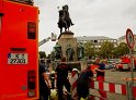 2 Denkmalkletterer hielten Feuerwehr und Polizei in Trapp Koeln Heumarkt P060